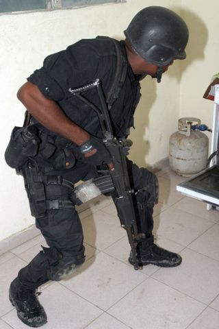 R5 소총으로 무장한 HNP SWAT 대원.