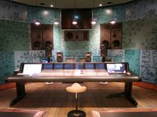 앨범의 일부는 네덜란드 힐버스룸의 비스로르드 스튜디오에서 녹음되었다.