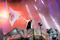 샤론 덴 아델이 2019년 바켄 오픈 에어에서 Resist를 주제로 한 무대에서 "Raise Your Banner"를 공연하고 있다.