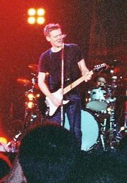 애덤스가 아일랜드 더블린에서 "Summer of '69"를 공연하는 모습.