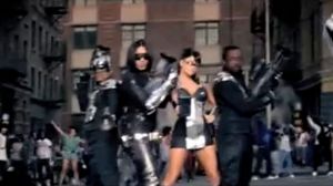 apl.de.ap, 타부, 퍼기, 윌.아이.엠이 "임마 비 로킹 댓 바디" 뮤직비디오에서 스테레오 건을 들고 있는 모습