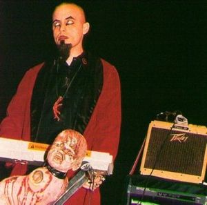 마돈나 웨인 게이시가 "Rock Is Dead"를 공동 작곡했다.