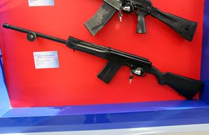 in}} 길이의 총열과 스포츠용 개머리판을 장착한 Saiga 12. 주로 러시아 사냥 시장을 공략하기 위한 모델이다.