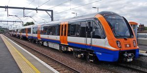 SEPTA 실버 라인 및 빈번한 광역철도에 사용될 예정인 런던 오버그라운드 EMU와 유사한 열차.