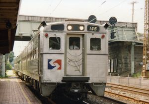 1993년 Paoli에서 정차한 동 방면 SEPTA 실버라이너 IV 145호