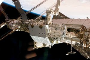 덱스트레가 실린 팔레트가 모바일 기지 스테이션에 임시로 도킹되어 있다.