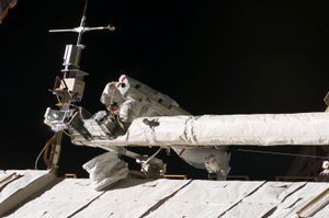 마이클 포먼이 OBSS를 고정하는 작업을 돕고 있다.