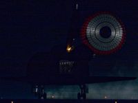 엔데버가 착륙 후 활주하고 있다. 노란색 불꽃은 우주왕복선의 APU에서 발생하며, 칠흑 같은 밤에도 뚜렷하게 보인다. 우주왕복선에는 충돌 방지등, 항법등, 또는 착륙등이 없었다.