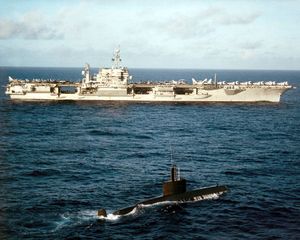 1996년 USS 키티호크 (CV-63) 항공모함과 괌에서 훈련중인 최무선함