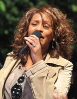 "Stay"가 미국 빌보드 핫 100에서 리한나의 24번째 10위권 안에 드는 곡이 되면서, 리한나는 휘트니 휴스턴의 기록을 넘어섰다.