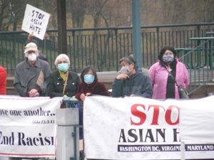 2021년 3월 24일 컬럼비아 레이크프론트에서 시위자들이 표지판을 들고 있다