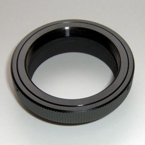 T-마운트 렌즈를 M42 마운트 카메라에 연결하는 T-링 어댑터 예시