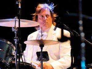 더 튜브스의 프레리 프린스는 세션 드러머로 참여했다.