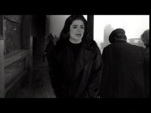 마이클 잭슨이 뮤직 비디오에서 도시 거리를 걷는 모습