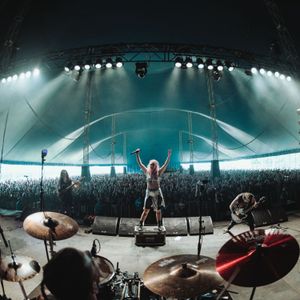 서모 사이코가 2019년 영국에서 열린 다운로드 페스티벌에서 공연하고 있다.