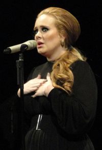 아델이 2011년 워싱턴주 시애틀에서 열린 콘서트에서 "Someone like You"를 공연하고 있다.