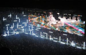 Innocence + Experience 투어 무대의 핵심은 메인 무대와 B-스테이지를 연결하는 통로 위에 매달린 96피트 길이의 "비디오 케이지"였다.