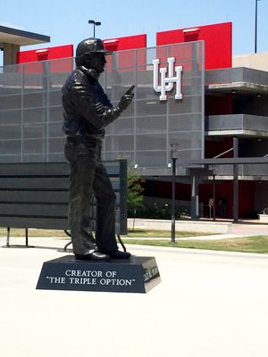 TDECU 스타디움 게이트 1 외부에 위치한 레전드 플라자에 있는 명예의 전당 코치 빌 요먼의 동상