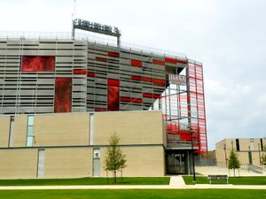 쿠거 케이지 외부 - TDECU 스타디움 동남쪽 코너