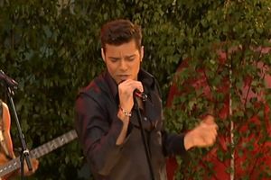 마틴이 Allsång på Skansen에서 "She Bangs"를 공연하고 있다.