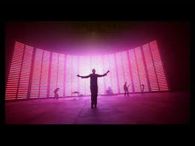 음악 비디오 배경에 있는 2층 높이의 발광 다이오드 (LED) 디스플레이