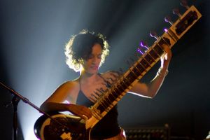 시타르 연주자 아누슈카 샹카르(2007년 사진)는 2002년 11월 조지 해리슨을 위한 콘서트에서 제프 린과 함께 이 곡을 연주했다.