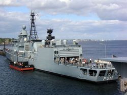 후방 마스트에 TRS-3D/32를 탑재한 브레멘급 프리깃함