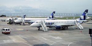 산투스 두몽 공항에 주기된 TRIP Linhas Aéreas 소속 엠브라에르 175 2대와 ATR 42