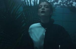 로드의 "Team" 뮤직 비디오 속 로드의 모습은 영화 헝거 게임의 캣니스 에버딘과 비교되었다.