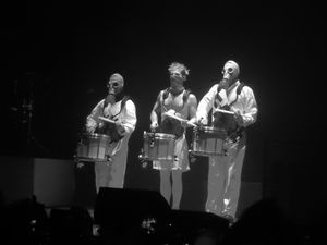 Twenty One Pilots가 라이브에서 "Tear in My Heart" 리믹스를 공연한 모습