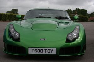 영국 레이싱 그린 색상의 전면