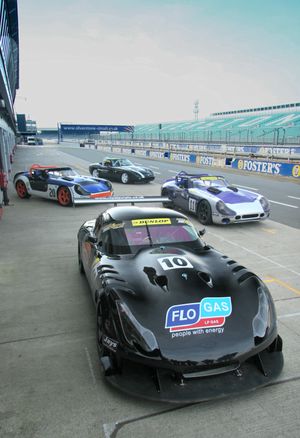 2006년 실버스톤에서 열린 TVR 사가리스 GTF01 출시 행사. GTF는 공장에서 4대의 차량과 공장 레이스 쉘을 제작했으며, 팀이 챔피언십 사양에 맞춰 제작할 수 있도록 키트도 제공했다.