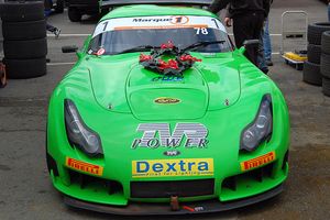 영국 오울턴 파크에서 열린 GT컵 시리즈에서 우승한 레이싱 TVR 사가리스 슈퍼스포츠