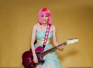 라빈이 뮤직비디오에서 기타를 연주하고 있다.