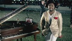 will.i.am이 사우스 뱅크에서 랩탑과 함께 그랜드 피아노를 연주하고, 나이트클럽 장면이 보여진다.