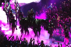 레이디 가가가 수동 조작된 말 위에 올라 "Highway Unicorn (Road to Love)"를 공연하며 쇼를 시작한다.