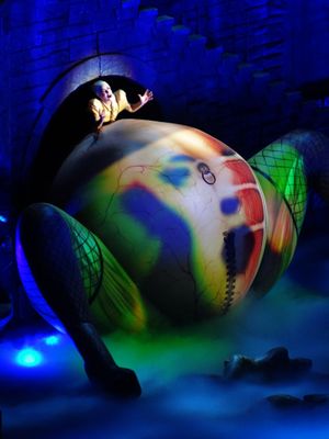 레이디 가가가 출산 장면과 함께 "본 디스 웨이" 공연을 시작하고 있다.