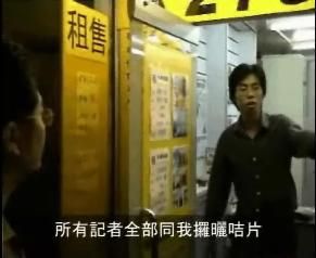 부동산 중개인 밖에서 어두운 셔츠를 입은 남성