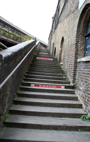 2008년, 더 클래시가 앨범 표지 사진을 찍었던 계단