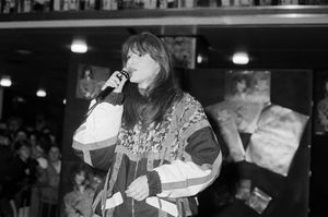 버밍엄 불 링 쇼핑 센터에서 공연하는 티파니(1988년 사진)