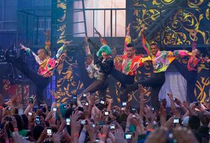 2011 머치뮤직 비디오 어워드에서 "The Edge of Glory"를 공연하는 가가