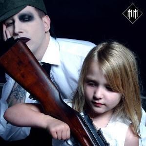 고트프리트 헬른바인의 사진, 로큰롤 명예의 전당 박물관에 제출된 맨슨의 에세이를 동반했다. 헬른바인은 나중에 이 이미지가 앨범 표지로 선택되지 않은 것에 불만을 표했다.