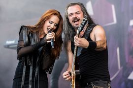 시모네 시몬스, Epica의 리드 싱어이자 프론트우먼, 그리고 기타리스트 아이작 델라헤가 투어에서 앨범을 홍보하고 있다.