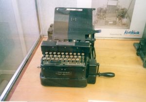 Typex Mk III는 손잡이로 작동하는 휴대용 버전이었다.