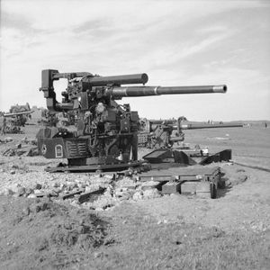 1944년 7월, 영국 남부 해안의 헤이스팅스에 설치된 철도 침목 플랫폼 위의 고정식 QF 3.7인치 대공포
