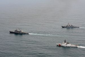 레이크 이리(왼쪽), 디케이터(오른쪽 위), 미국 해안 경비대 커터 벌토프가 2011년 노던 엣지 훈련 중인 모습.