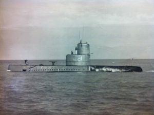 USS Mackerel (SST-1)이 "고무 거들"을 장착한 채 1964년 3월 3일 키웨스트, 플로리다 해상에서 잠수함 지원함 부쉬넬(AS-15)에서 촬영한 사진.
