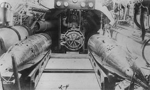 1912년 USS A-4(개명 후 모카신)의 유일한 어뢰 발사관 모습. 2개의 어뢰가 나무 받침대에 놓여 있다. 이 받침대는 갑판을 따라 미끄러져 이동하여 장전되었다.