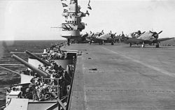 1943년에 촬영된 "레인저"의 함교. 앞쪽에 12.7cm(25구경) 고사포가 보이며, 함교 앞쪽에 증설된 기관포좌에 4cm 4연장 기관포가 보인다.