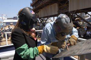 모린 머피(왼쪽)와 에드윈 바드. 기공식에서 강판에 사인을 하는 머피의 가족.